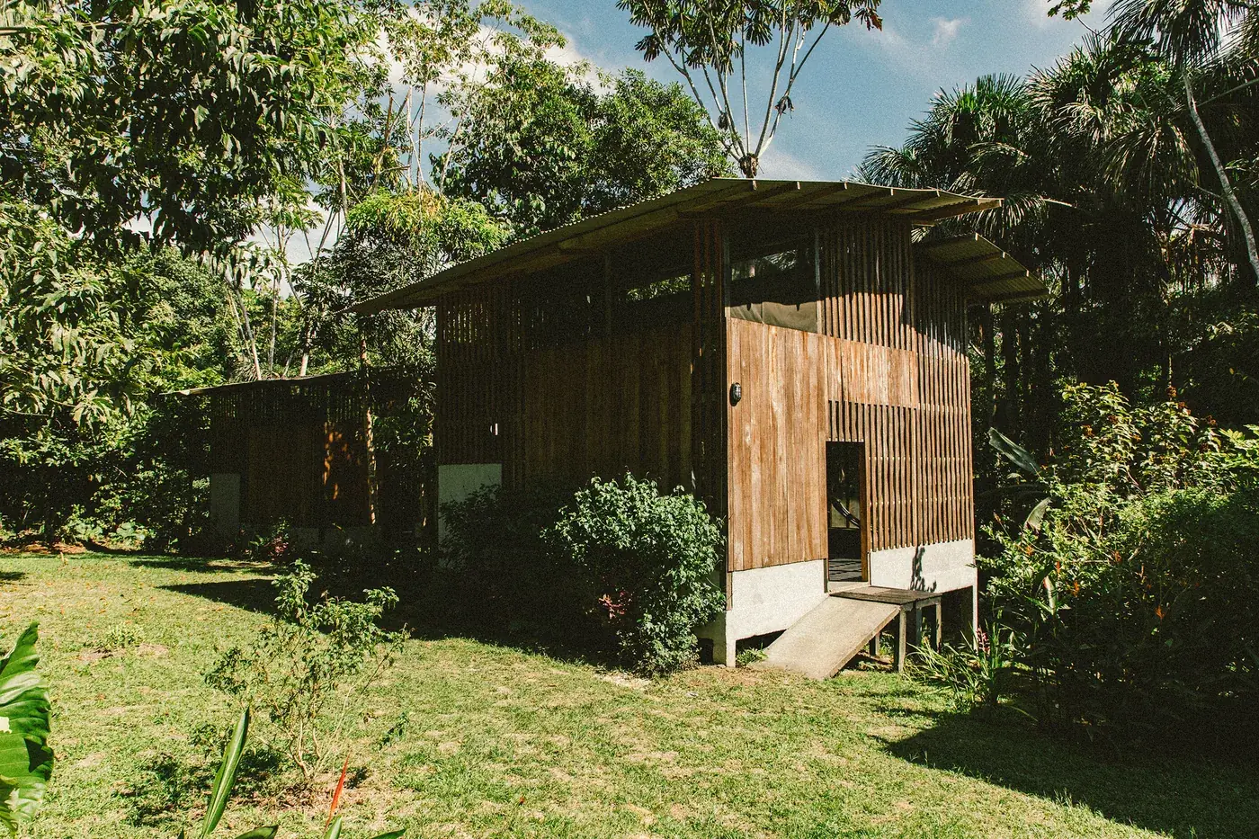 Fachada de la cabaña Ave Grande entre la vegetación