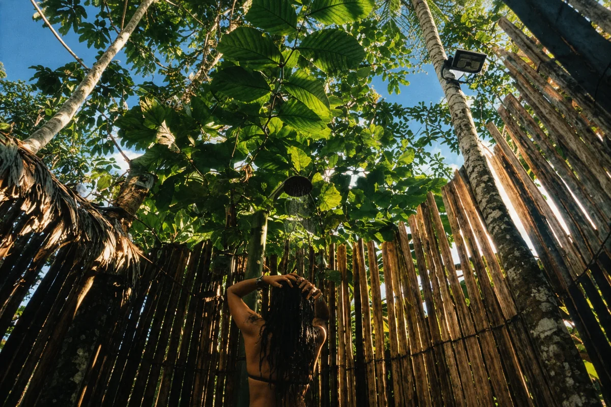 Ducha al aire libre entre bambú y vegetación, spa de Amazona Lodge