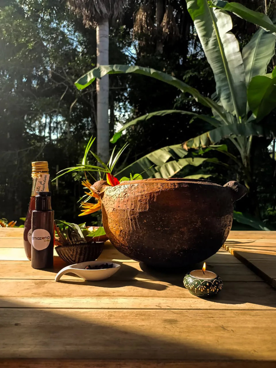 Vasija ancestral con velas e insumos para el baño de plantas